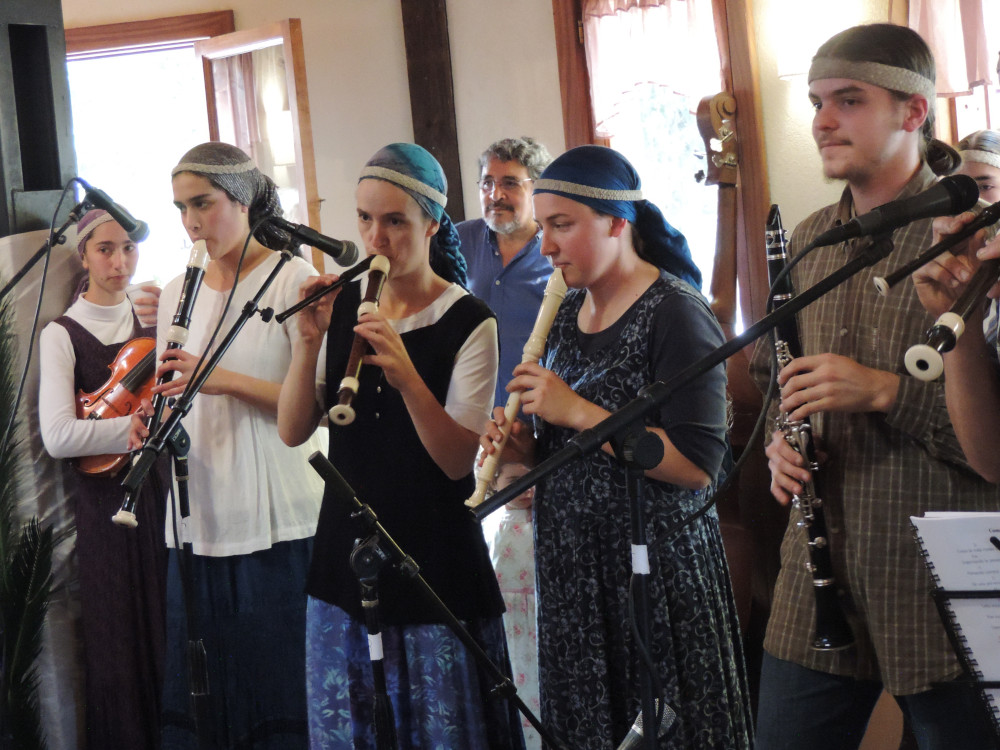 Musicos jovenes durante la boda