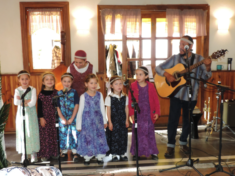 Niños participando en actividades musicales