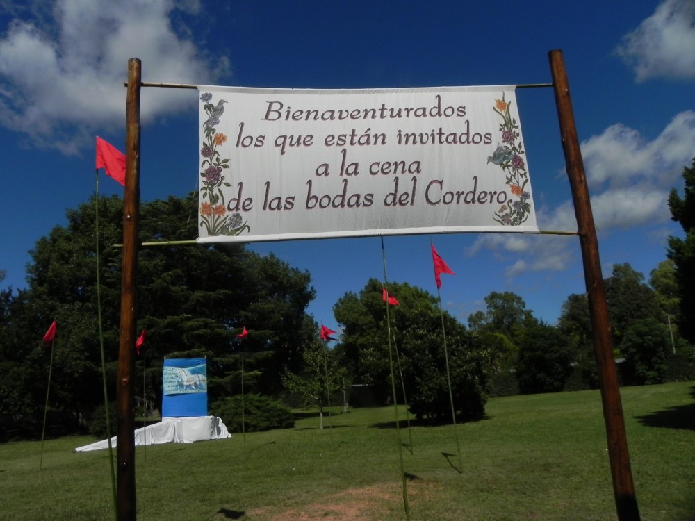 Bienvenidos los que son invitados a la cena de las bodas del Cordero