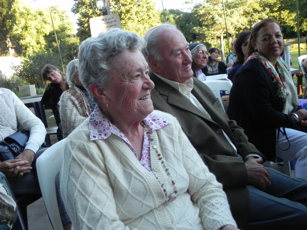 Padres de la novia, guardando la alianza del matrimonio hasta la vejez.